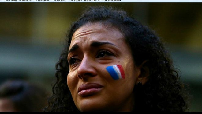 bbcchinese's tweet image. 在巴黎发生的连环枪击与自杀炸弹袭击造成129人死亡和逾300人受伤，当中包括来自超过10个国家的外国公民。这起连环袭击带给欧洲的安全课题是，如何应对这种随机性更强的屠杀行为？
bbc.in/1N4Ffyp