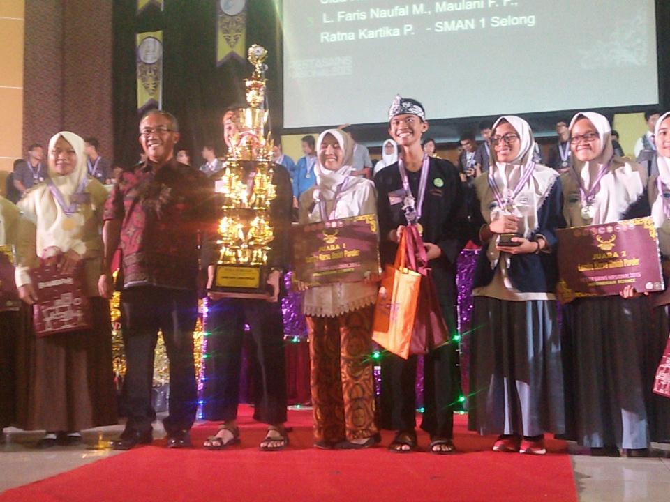 pestasainsIPB's tweet photo. Pemenang LKIP, Juara satu mendapatkan piala bergilir dari Kemenristek #PSN2015 #IndonesianScience https://t.co/gDcKwqa1VT