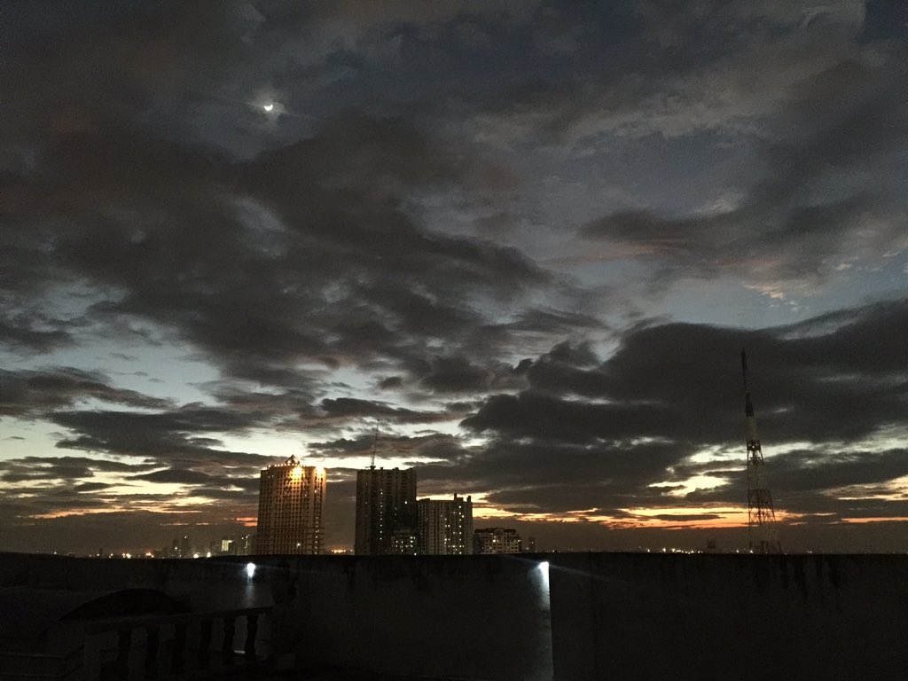 chikkanichikki's tweet photo. Hello, sky! https://t.co/gdSCTUK9Qt
