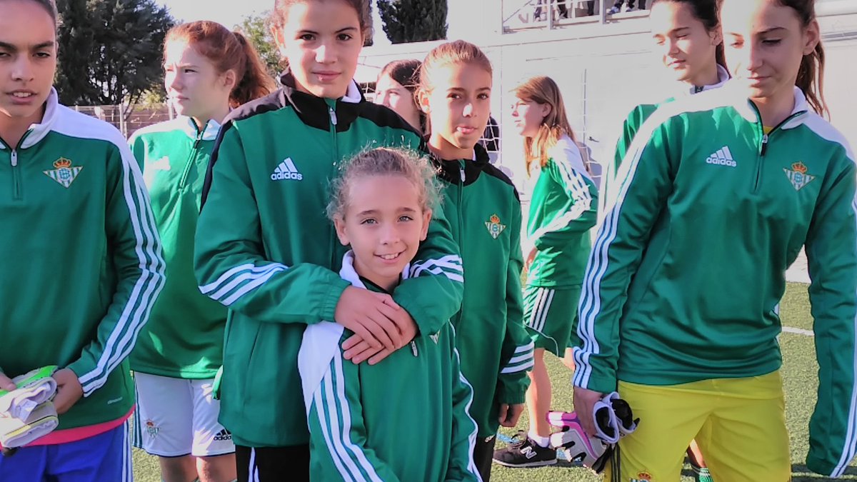 RFAF's tweet photo. #Convivencia II edición #festivalesfifa 2000 chicas disfrutan del fútbol en Andalucía con reportaje @futbolandaluztv https://t.co/7u8CtIY4zZ