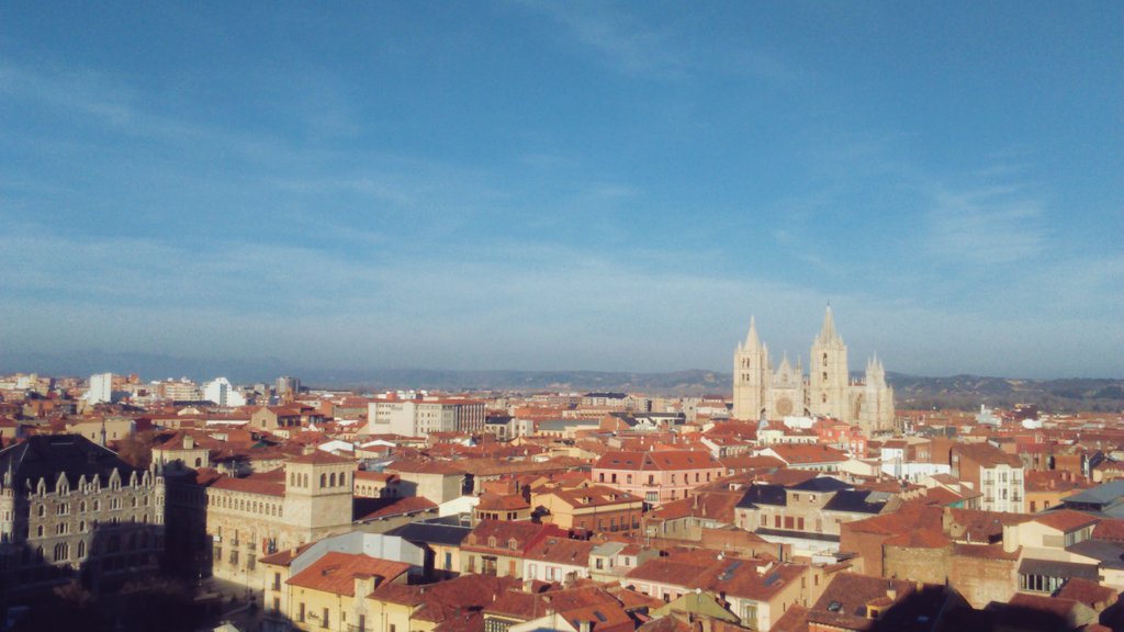 León desde las alturas 🌞🌞🌞 #niMU #Lapulchraleonina #casaBotines #palaciodelosGuzmanes