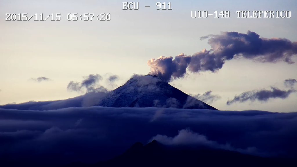 Seguridad_Ec's tweet photo. Buen día. En #VolcánCotopaxi emisión de vapor y gas con bajo contenido de ceniza, altura 500 metros, dir. Occidente https://t.co/kcVAxui6Wi
