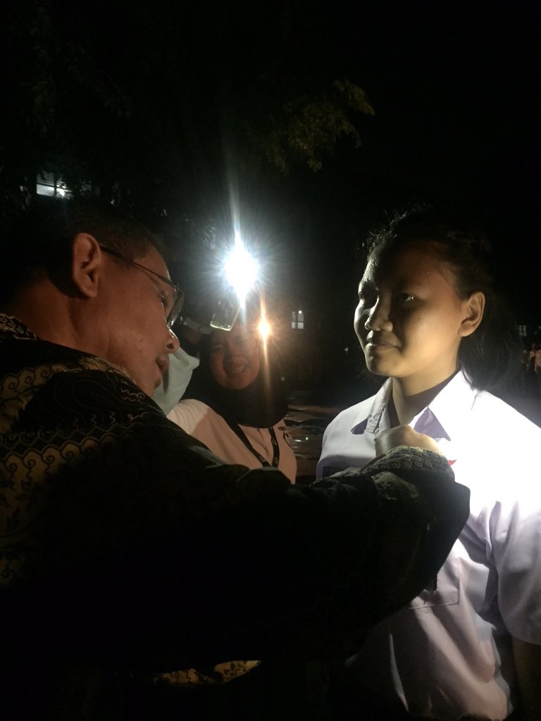 Pelepasan atribut secara simbolis oleh Pembina PAEKIBRA 17