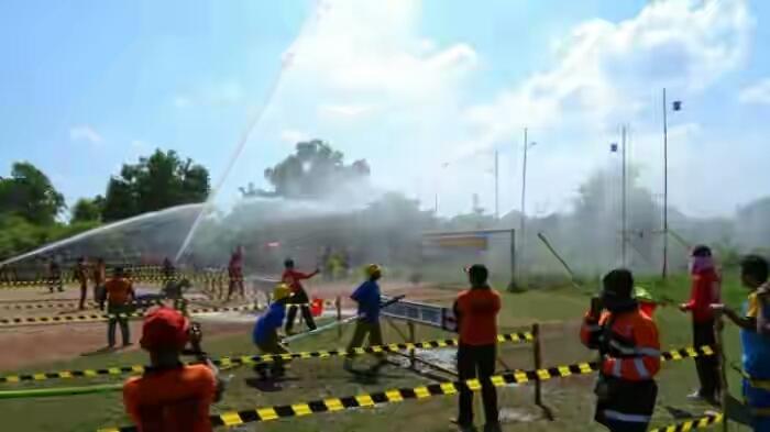 Aksi anggota BPK yang mengikuti lomba ketangkasan di Kota Banjarmasin, Minggu (15/11/2015). ift.tt/1QEbO5U