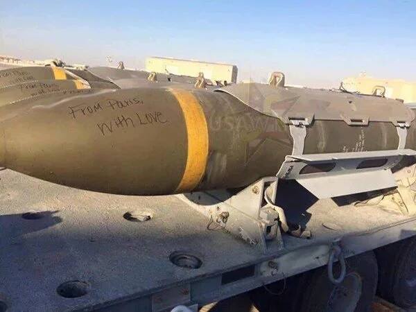 JY_LeBrian's tweet photo. Petit cadeau des Etats-Unis pour Daesh #FromParisWithLove https://t.co/5hqgMeG7V4