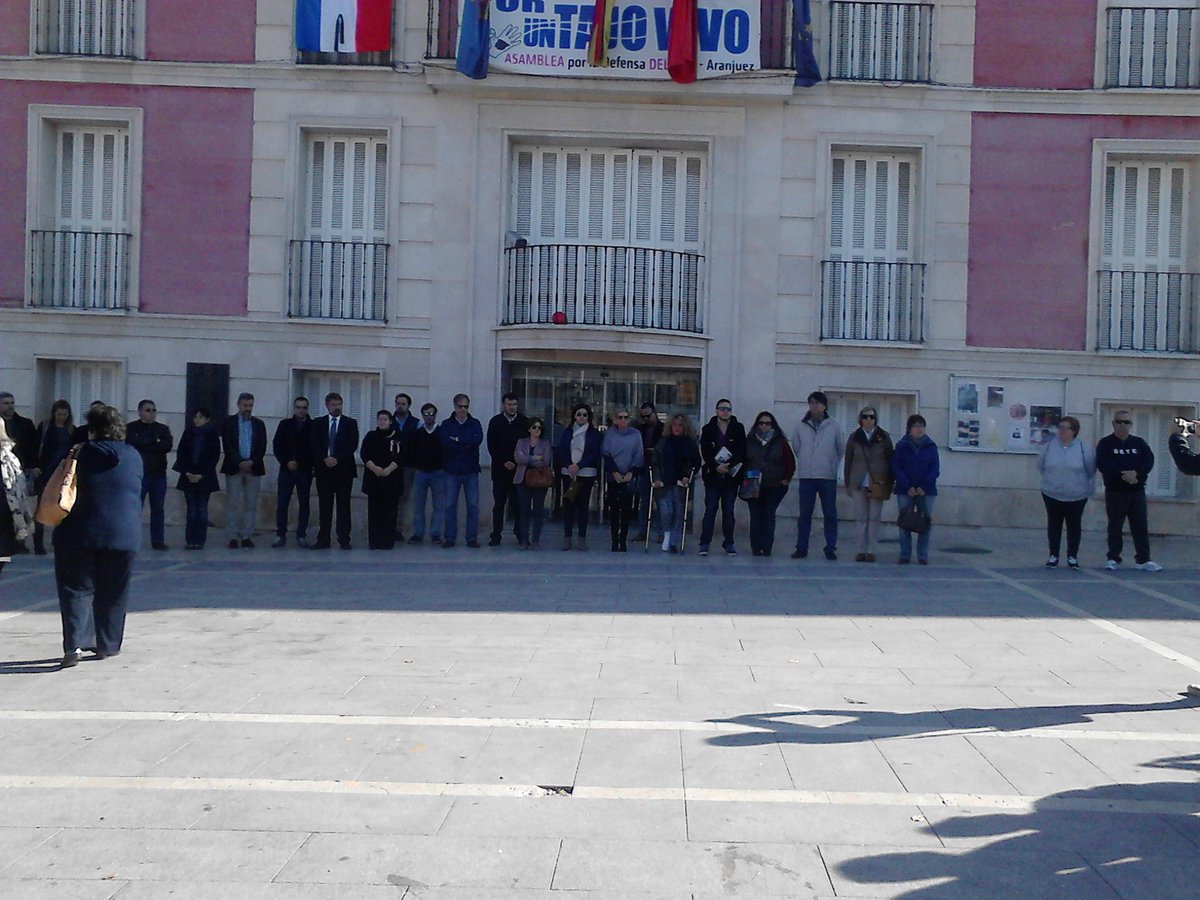 A las 12:00h. en  Aranjuez se guardado un minuto de silencio por las victimas del atentado en París (Francia)
