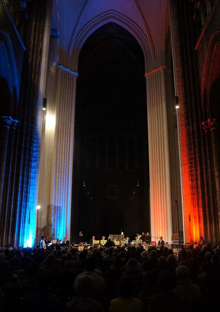 BBuffault's tweet image. L'intérieur de la cathédrale de Chartres en bleu-blanc-rouge. #Prayers4Paris