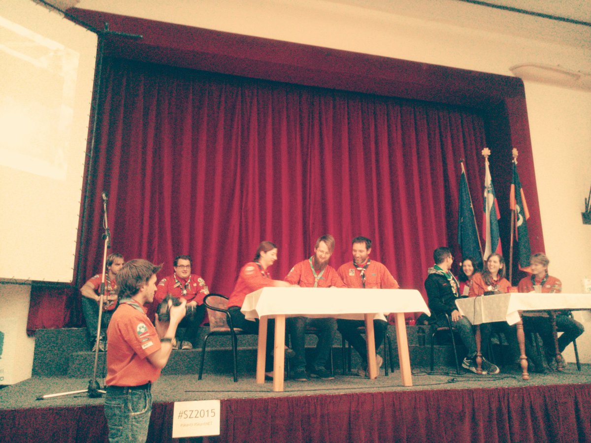 FranciBacar's tweet photo. Podpisuje se ustanovna listina stega Poljanska dolina 1. Cestitke! Srecno pot! #sz2015 #skavti #skavtNET https://t.co/ZskVi0MdvE