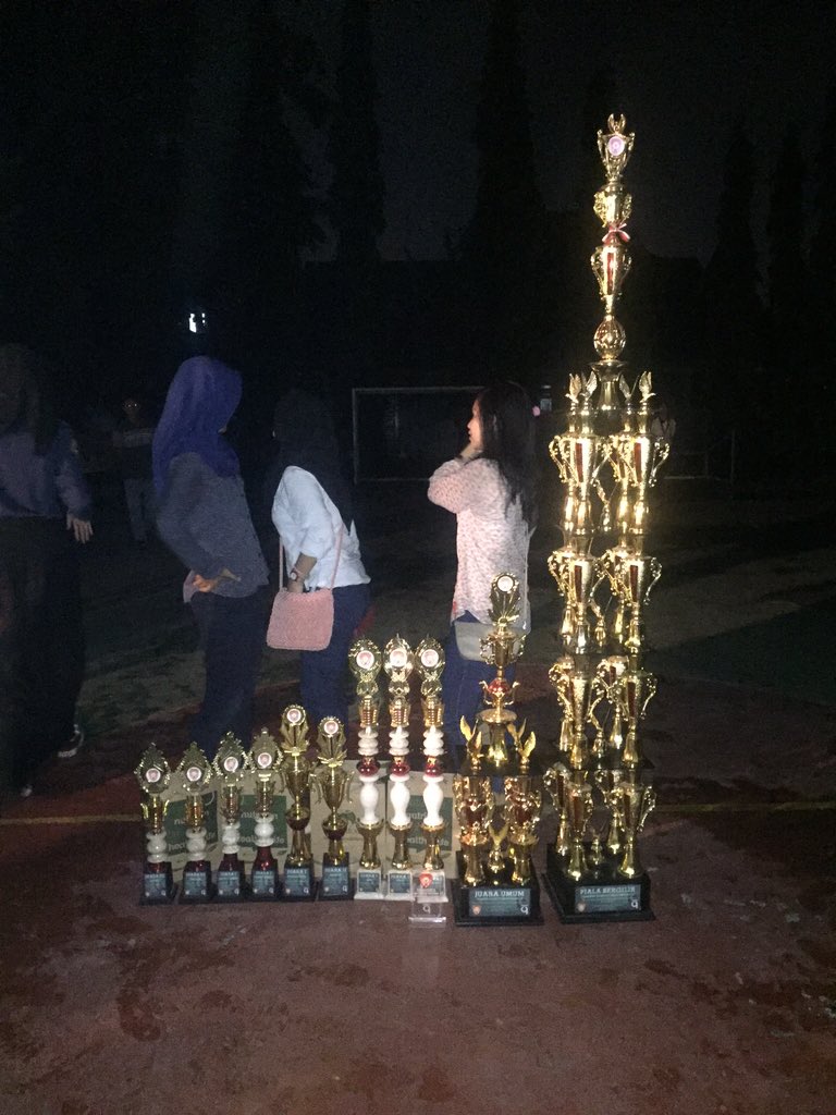 Piala yang diraih oleh SMAN 5 Makassar