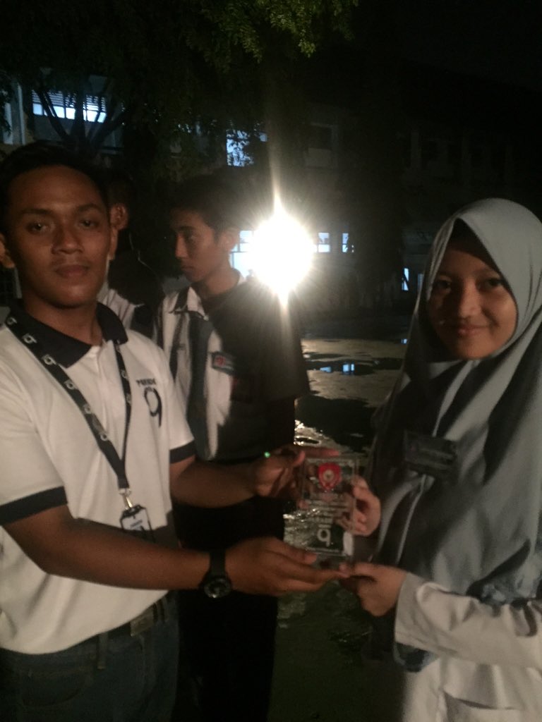 Penyerahan plakat kepada setiap peserta sebagai kenang-kenangan