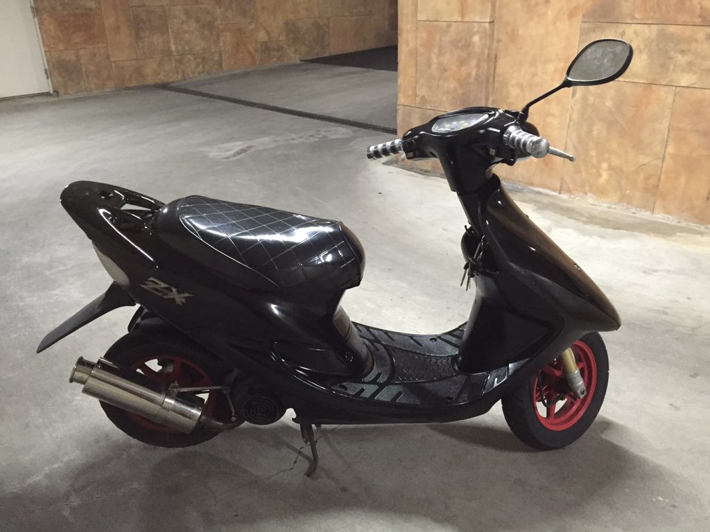 横浜からライブディオZX売ります黒2台あります 左、社外マフラー