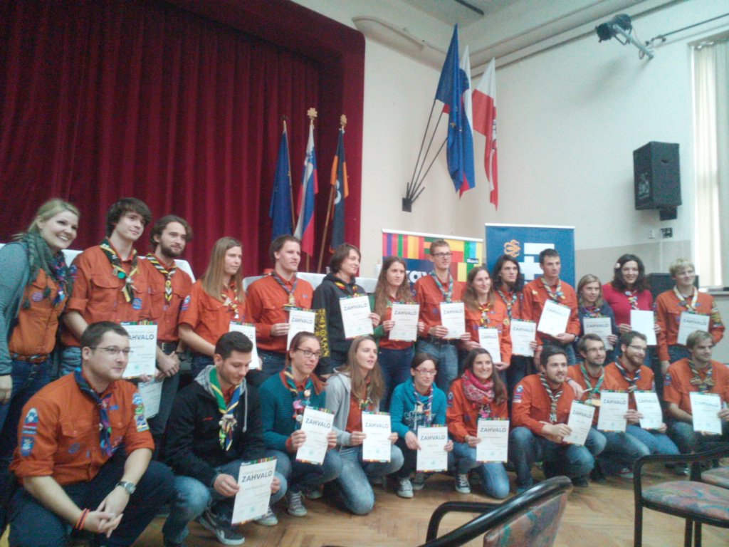 FranciBacar's tweet photo. Pomagali smo beguncem. Predvsem pa nasi domovini. Vsak dan. Ze dva meseca. #sz2015 https://t.co/3HkodTMfyW