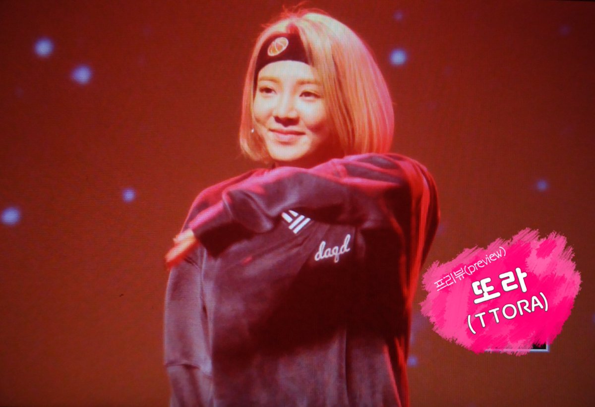 [PIC][15-11-2015]HyoYeon biểu diễn tại chương trình "2015 Funk Stylers - Little Winners" vào tối nay CT2eveuUEAAY9Wx