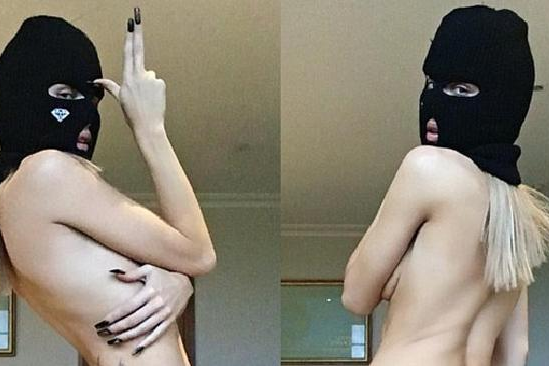 prive_nl's tweet photo. Model Imogen Anthony onder vuur na topless terroristenfoto's https://t.co/JRa4e7M7Aj https://t.co/Kv6ulmMpg8