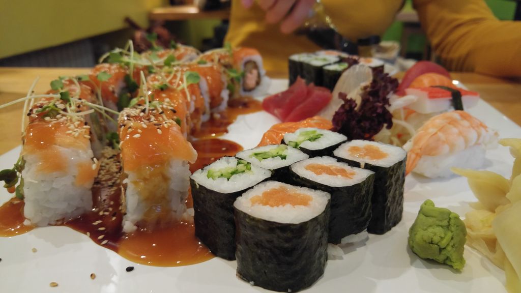 styrum's tweet photo. Kleiner Happen zum #Mittagessen #sushi #umaii #mülheim https://t.co/jmhgLuYN7O