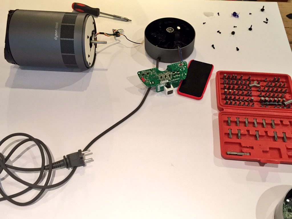 FernwoodDT's tweet photo. #product disassembly on a @Dyson #am07 #fan #photoshoot #lifeofadtteacher #design #electronics #productdesign https://t.co/jUN37e9MPo