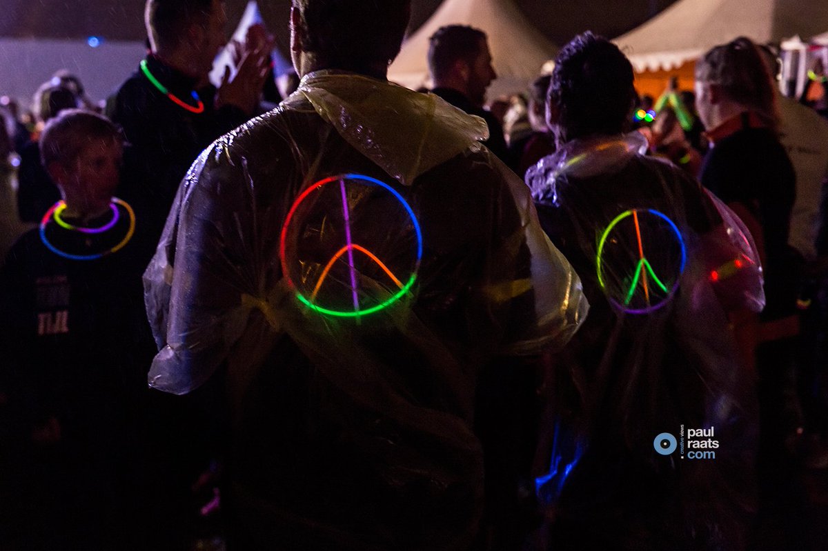 PaulRaats's tweet photo. @GLOWRunEHV last night great succes, 1000's people running,  also thoughts to victims in Paris #paris #worldpeace https://t.co/f7mvNdtye5
