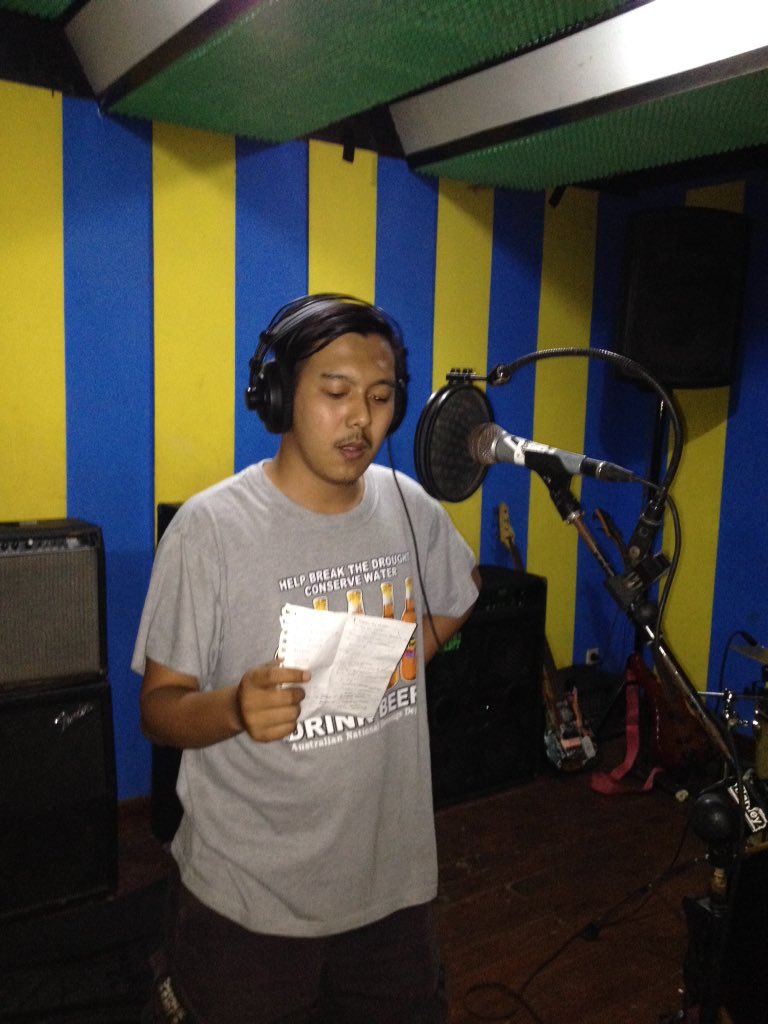 SundaneseRiot's tweet photo. @iqbalikeup nyenyong cyinn.. #sunda #rekording https://t.co/5PwsfIeqXz