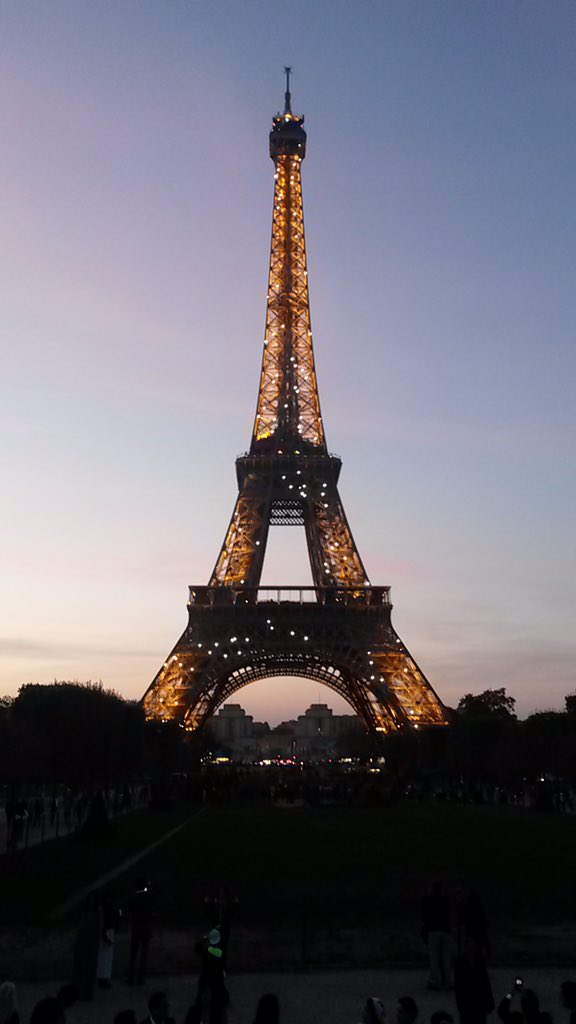 generouslife's tweet photo. #Prayers4Paris #ParisStrong https://t.co/9VNAyxhot1