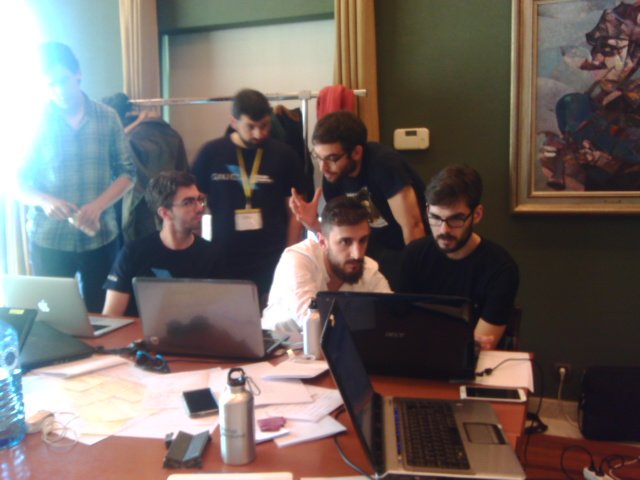 ilusquinhos's tweet photo. O equipo de @TrendsInTrendy ultimando detalles en #swgal mentres agardamos polas pizzas =) https://t.co/04iADBAGnU