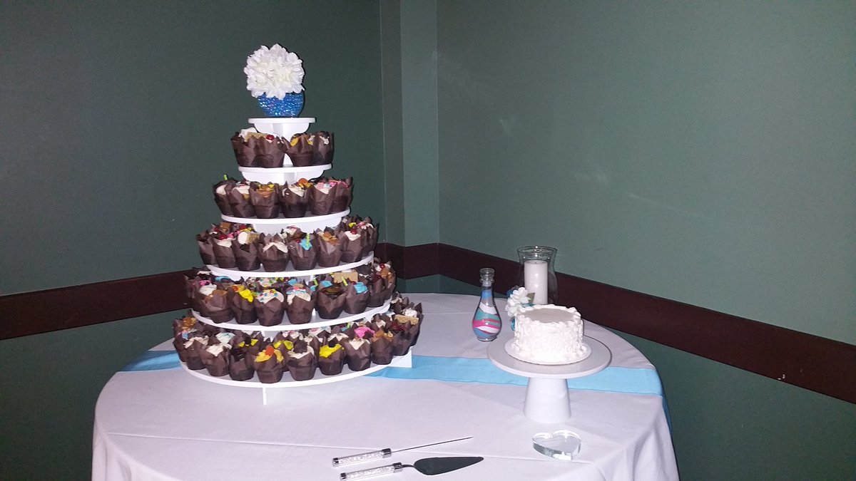 Went to a wedding last night,  and they had the best #cupcakes from #jenscupcakes in #Cudahy