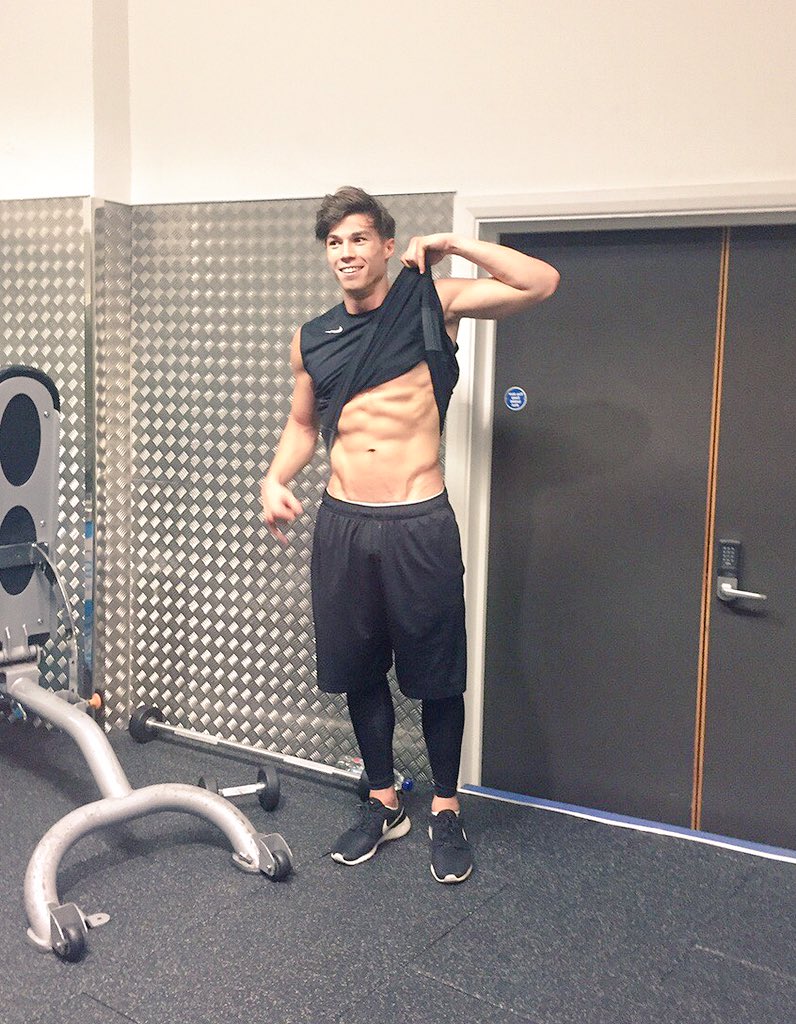 lewisandlacey's tweet photo. Playing in the gym last night... Abs are coming back through.. No won't body for me #Gym #FitFam #Abs https://t.co/S3fXcbPfs5