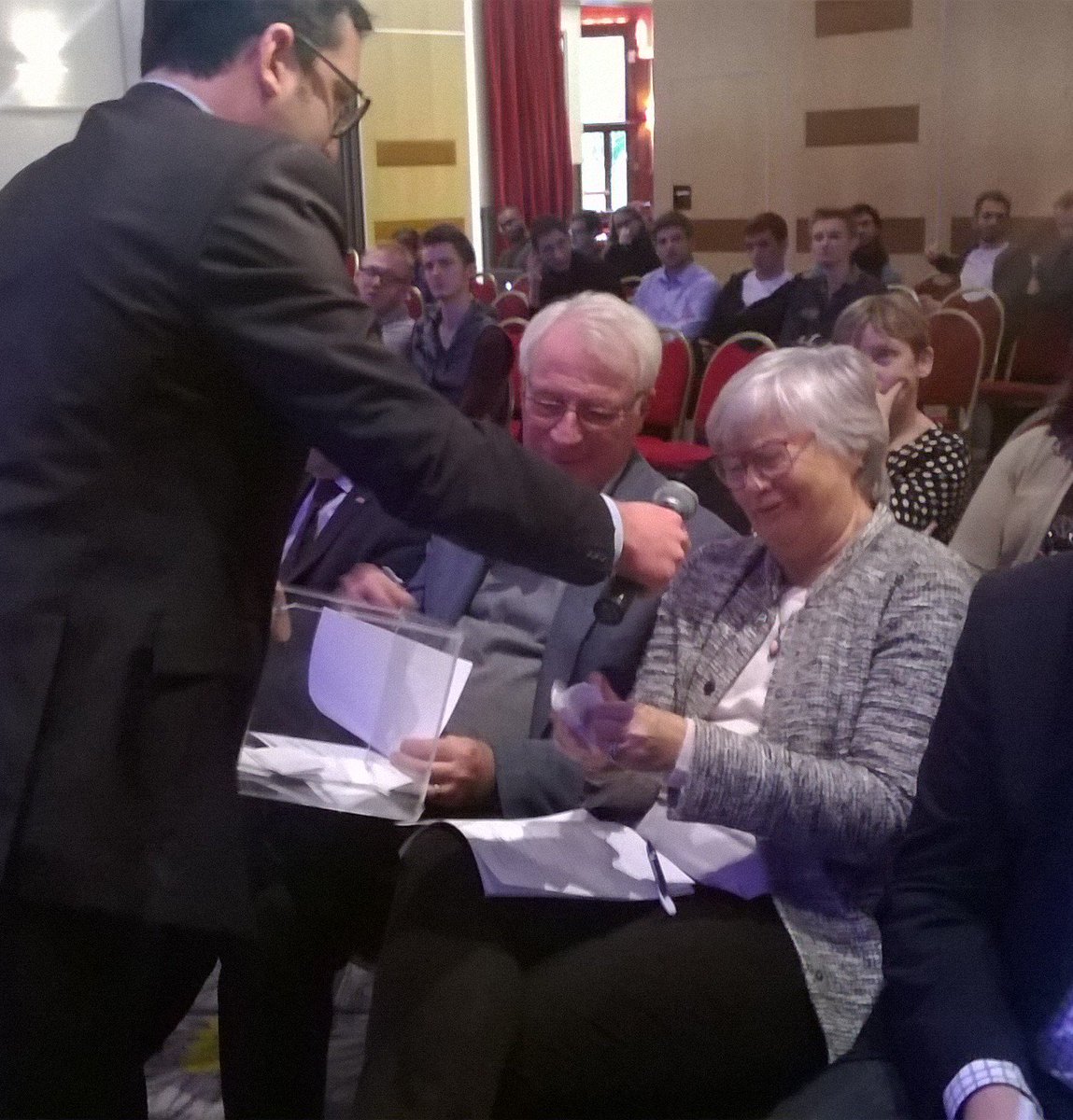 HappyHackingD's tweet image. C'est parti pour les #Pitch aux #HHD #LeTouquet ! Tirage au sort de l'ordre de passage !