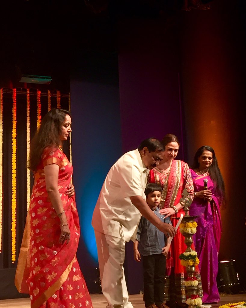 Lighting the lamp at #JayaSmriti - <a href="/dreamgirlhema/">Hema Malini</a> <a href="/Esha_Deol/">Esha Deol</a> and Hon. Minister Eknath Khadse
