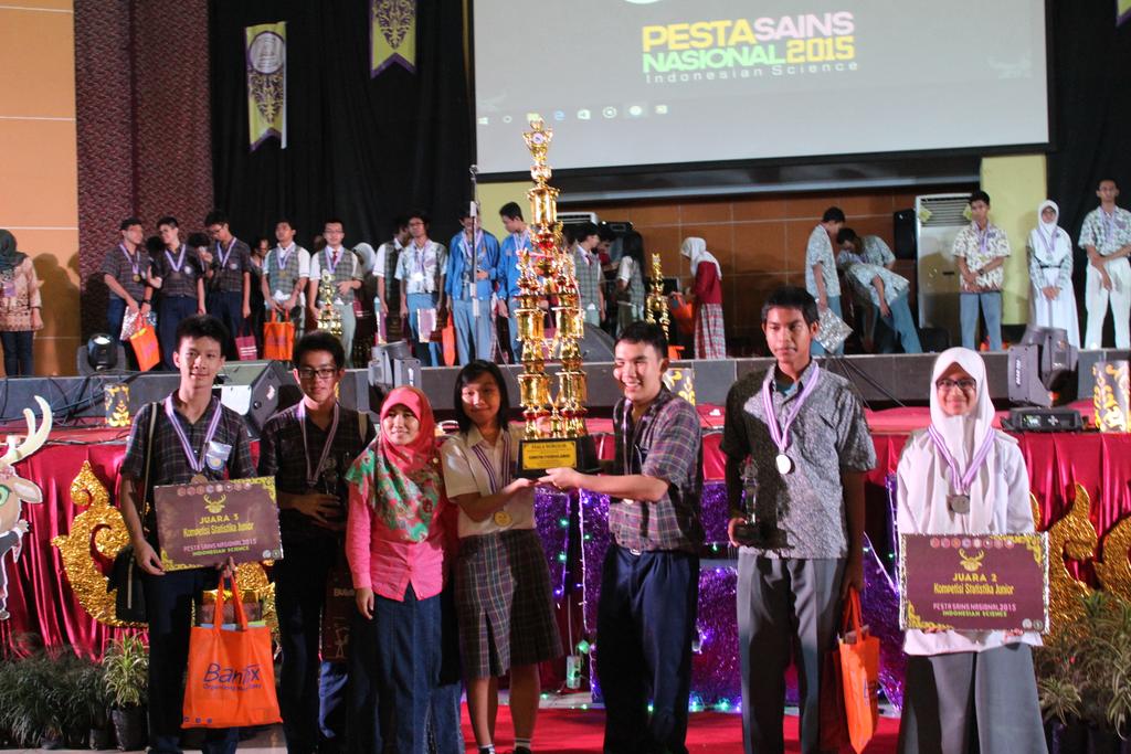 KomstatJR's tweet photo. Dan inilah jawara kita. Selamat yaaa buat kalian😁🎉 @GSB_IPB @pestasainsIPB #KomstatJr2015 #PSN2015 https://t.co/tBshD6GKgP