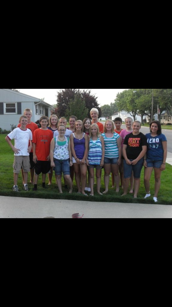 10tay13's tweet photo. When you're 13 and your squad pictures look like a box of crayons. #StandStraight #HandsToYourself #FindAWindow https://t.co/rV7ilMnzfL