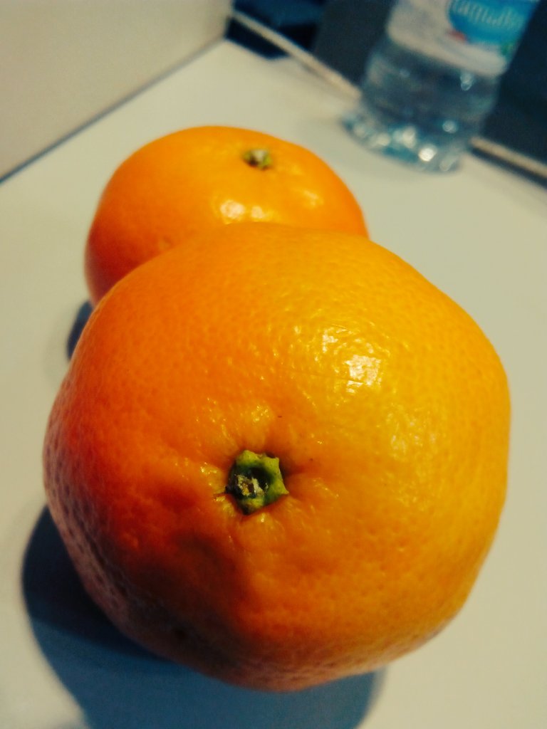 VIBE_ub_cherry8's tweet photo. MANDARIENDAS TIME! #working #snack #mandarin #fruit #health #hunger #delicious #NUTMOL_UB https://t.co/swHKXJsDTz