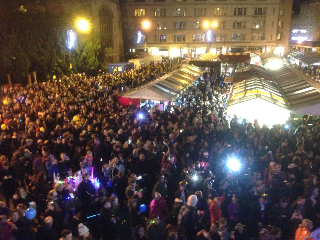 LoveCambridge_'s tweet photo. Such an amazing crowd at the #SwitchOn15 in Cambridge today! https://t.co/n5Durt5NxJ