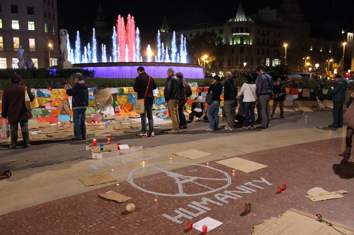barcelona_cat's tweet photo. Diverses fonts de la ciutat s’il·luminen aquest vespre amb els colors de la bandera francesa. #BarceloneAvecParis https://t.co/P1YDoeIgbz