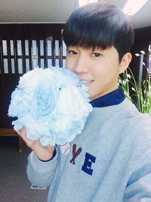 Jo__SoYeon's tweet photo. Happy Birthday My Choi Jong Hyun 🎂🎉💝
Wish all the best for you and always fine 😘😘😘😘❤️❤️❤️❤️💖🌹

#HappyChangjoDay https://t.co/XKeoyLlF79