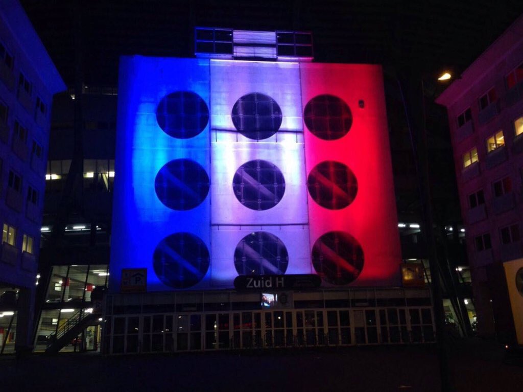 #Ajax en ArenA staan met blauw, wit, rood stadion stil bij slachtoffers en nabestaanden #ParisAttacks