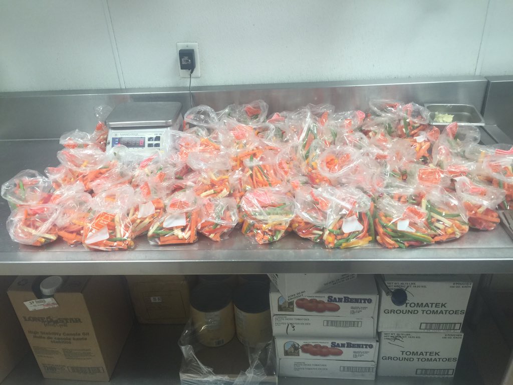 Lamarche03's tweet image. Looook at all those Vegetables #KitchenProblems #Portioning like a boss