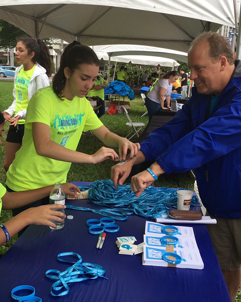 _HHS_NHS_'s tweet photo. Had a blast volunteering today at the Walk to End Parkinson's #MovingDayMiami @MiamiSup https://t.co/bM5P2bzDVp