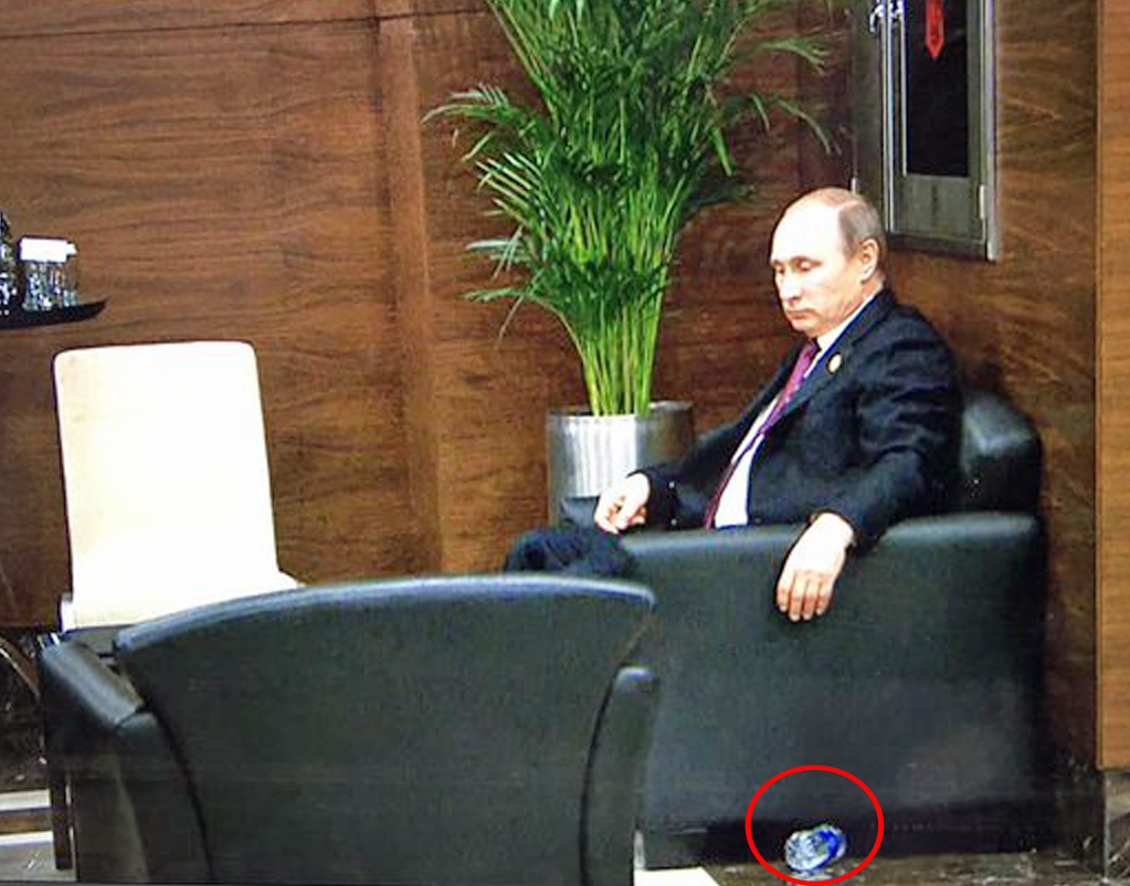 JuliaDavisNews's tweet photo. After his corridor meeting with Obama, #Putin thought: "Ah, what the hell" &amp; dumped his bottle of water on the floor https://t.co/bN1Y7VYsG3