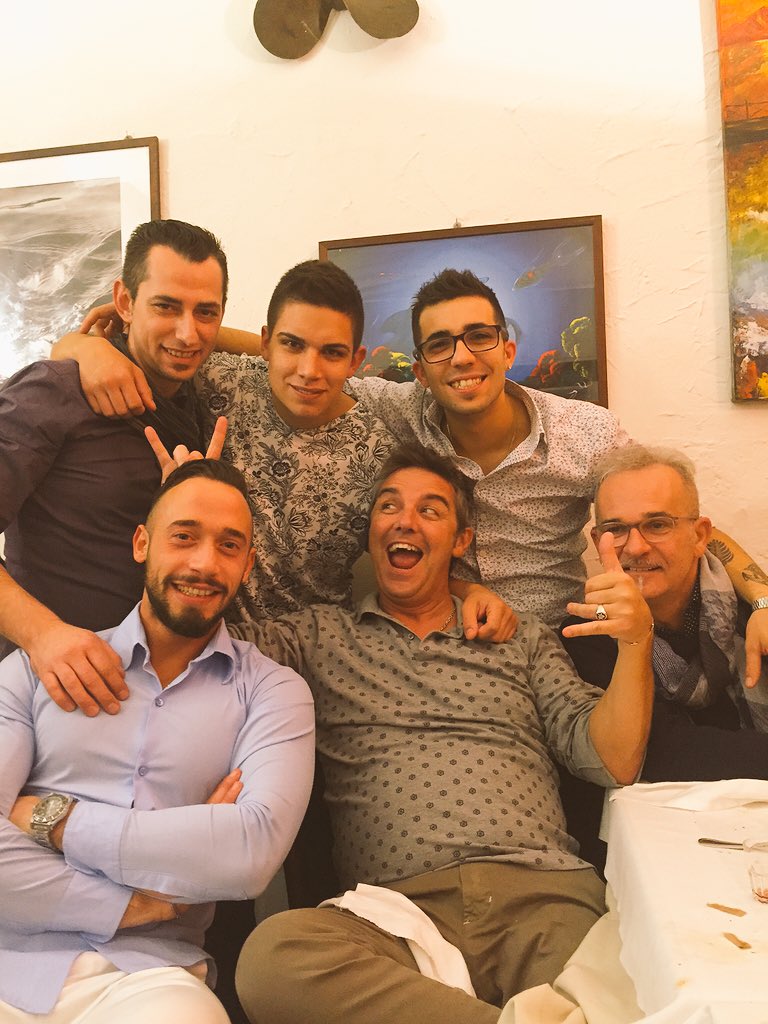 Alessan63547368's tweet photo. Cena aziendale #fantasycafe https://t.co/FJ8ZuiDve4