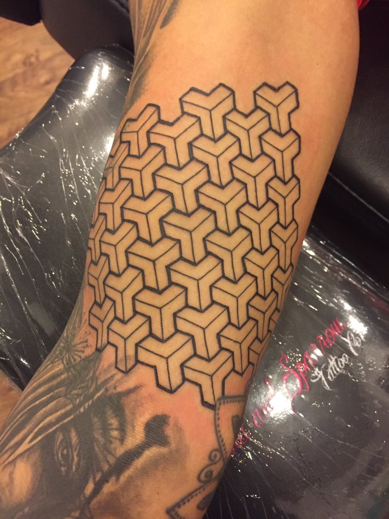 Swordandsparrow's tweet photo. Some geometric line work by @Lewistudor #tattoomamchester #manchestertattoo #tattoolife #geometric https://t.co/LYFglbrVVB