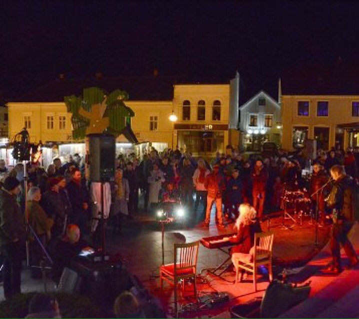 Var så fint å få spille på åpninga av "Vi i Larvik"-utstillinga i går! Foto: Bjørn-Tore Sandbrekkene/ØP ❄️