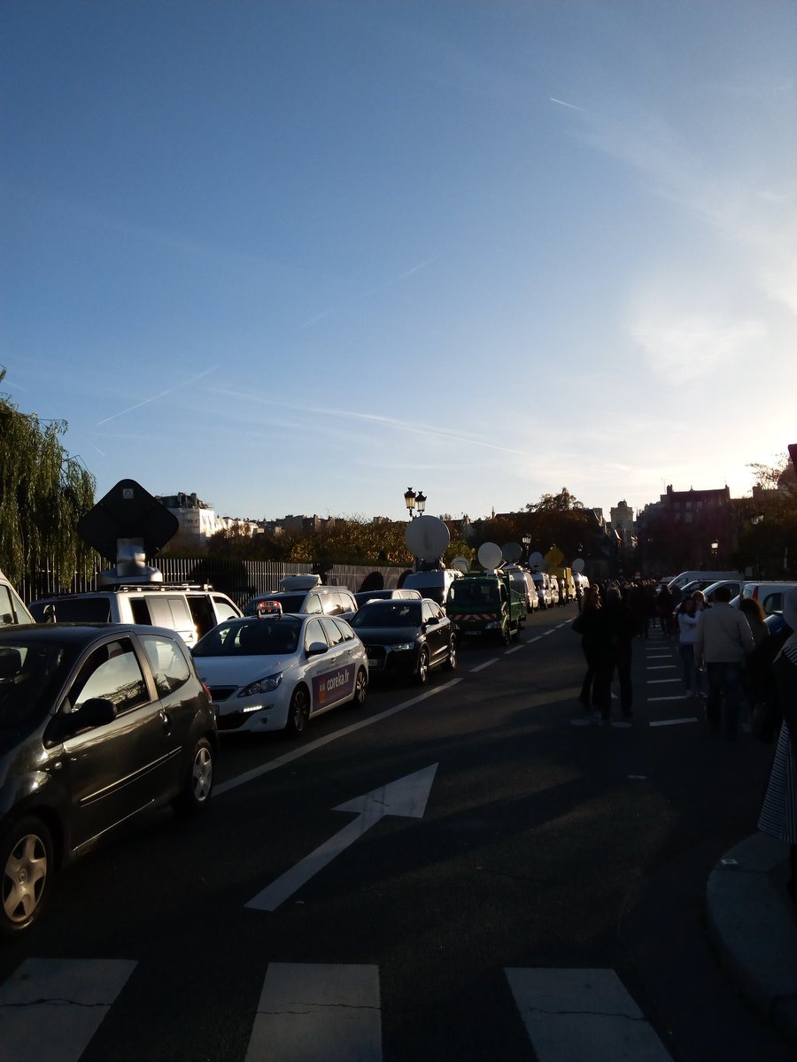 vickycampetella's tweet photo. Las TVs se agolpan en la puerta de Notre Dame https://t.co/1OcUxQPyem