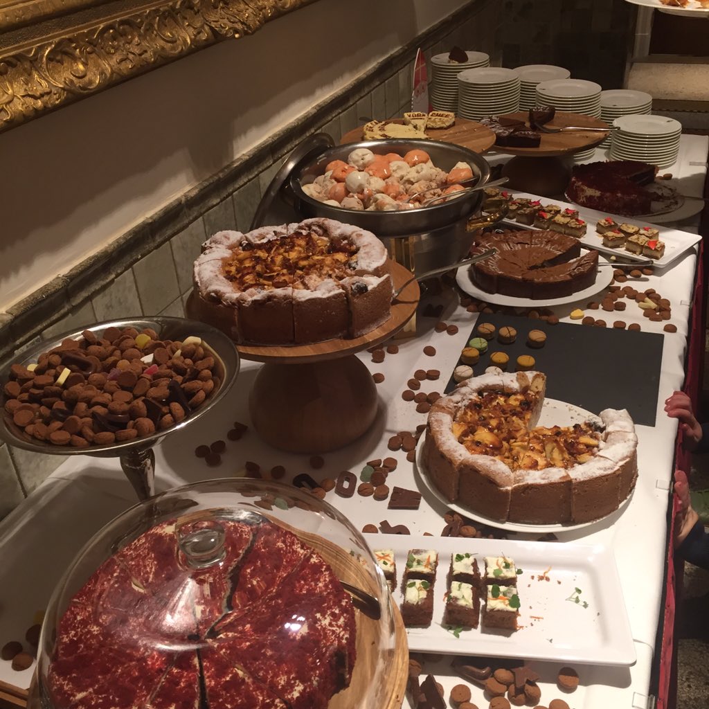 IGC_Adam's tweet photo. Compliment van een echte kenner voor de heerlijke taarten van @KeesRaat tijdens de IGC Sinterklaas brunch! https://t.co/pTLs6L3XCp