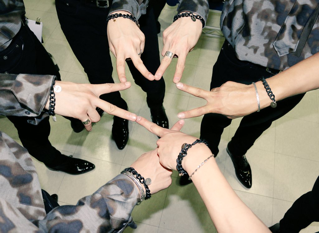 나는 로빅이다. #사슬 컴백 무대를 #빅스 요원들과 함께 달려준 별빛요원들 고맙습니다. 이번 주도 함께 화이팅!