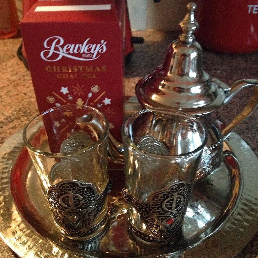 Tks <a href="/winecavekcp/">Wine Cave KCPeaches</a> for the @bewleysireland ChaiTea from #tasteofchristmas night. Going down … ift.tt/1Oa2hkD