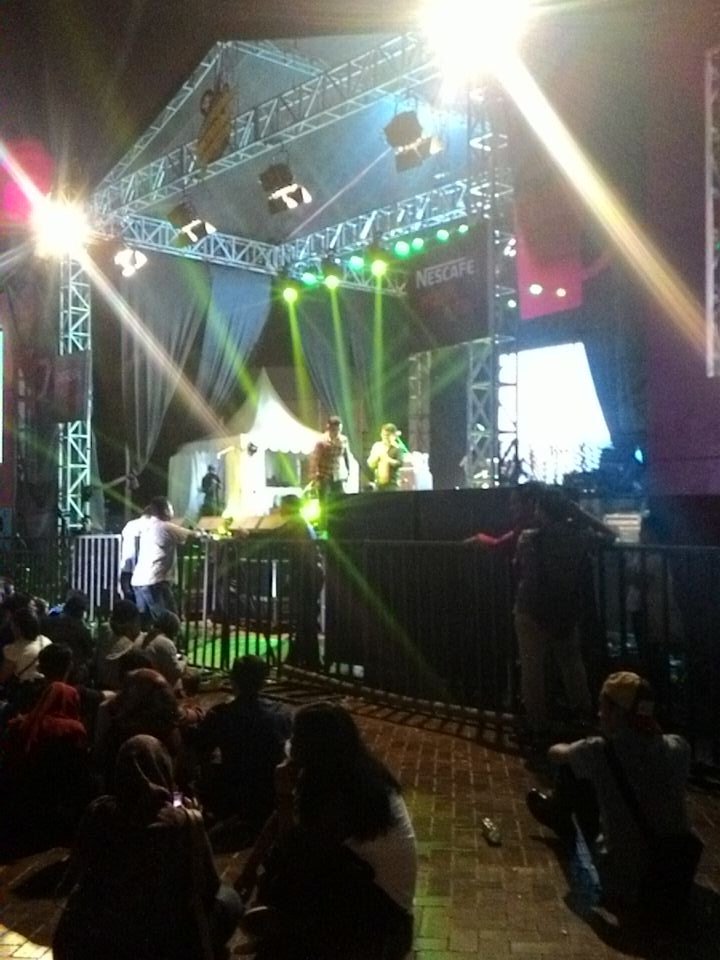 Masih nunggu bintang tamu selanjutnya! Belum terlambat untuk merapat ke <a href="/tribluesfest/">TrisaktiBluesFest</a> #TriBluesFest