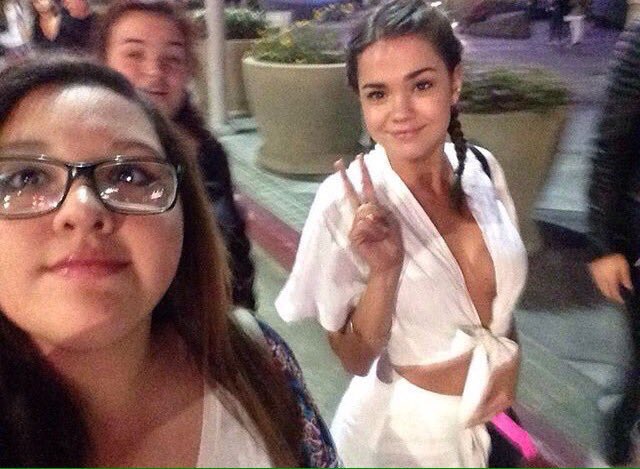 UpdatesMaiaFR's tweet photo. #PHOTOS Maia et des fans à un concert à Los Angeles le [12/11/15] : https://t.co/fBPvSRkPGI