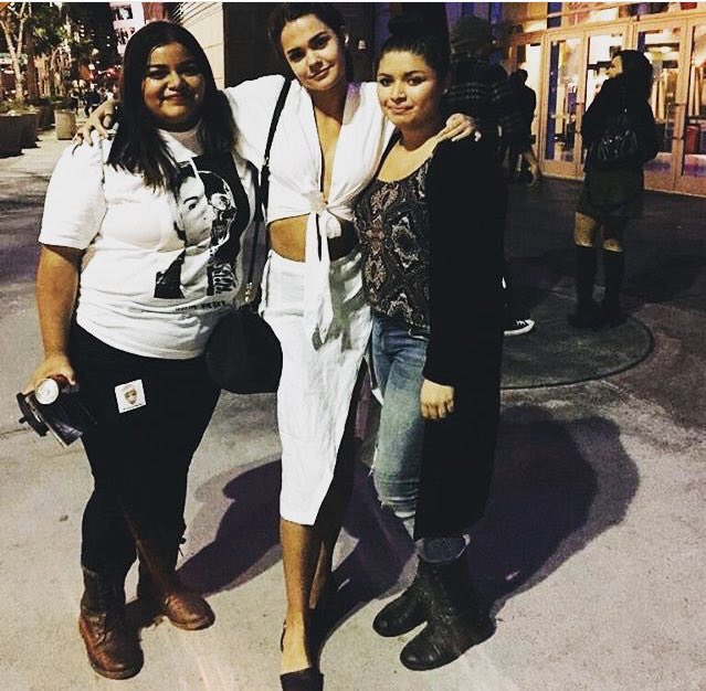 UpdatesMaiaFR's tweet photo. #PHOTOS Maia et des fans à un concert à Los Angeles le [12/11/15] : https://t.co/fBPvSRkPGI