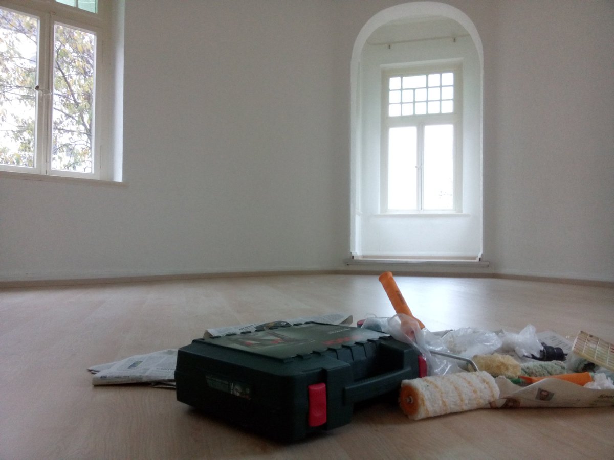 Stadtrandpfrin's tweet photo. aus alt mach neu. aus grau mach weiß. aus spinnweben mach vorhänge. aus staub mach schön. #umzugszeit #tag46 https://t.co/RfgvSyRjgk