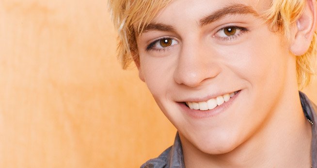 UniversalR5fans's tweet photo. #FelizDomingo #R5family esta sonrisa es la que me enamora todos los dias... @rossr5 @roosrr5 @officialR5 #inlove https://t.co/MOuedqMl66